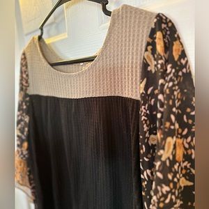 Knit blouse w/ airy-flowing sleeves